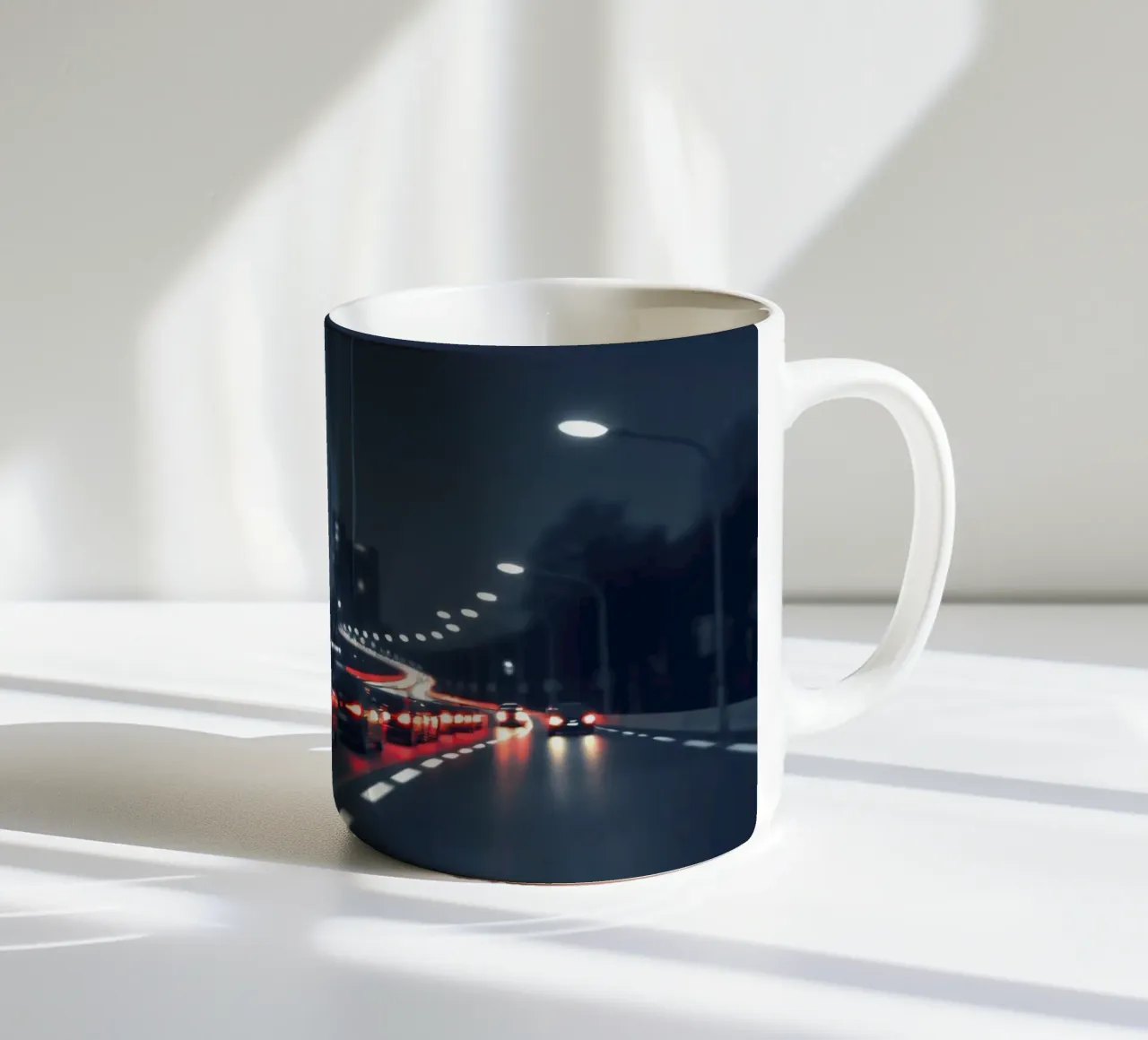 Traffic moving through a city highway at nigh tazza in ceramica da DesignDoodle