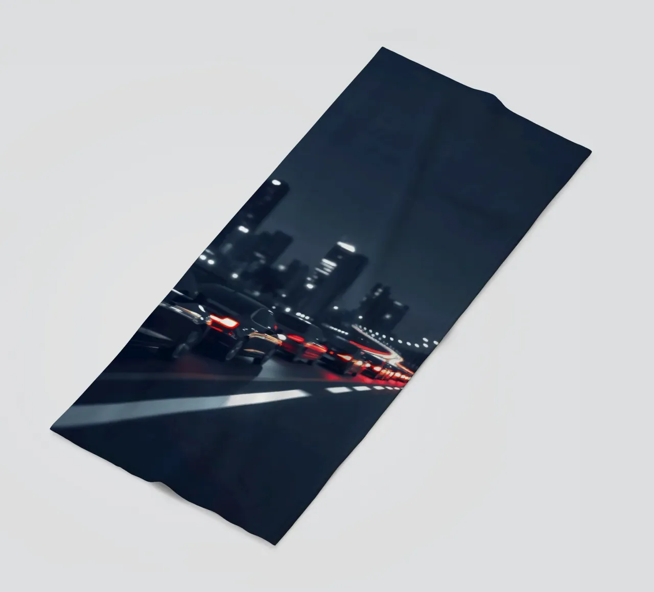 Traffic moving through a city highway at nigh telo mare da DesignDoodle