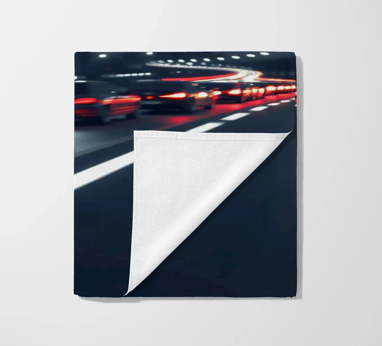 Traffic moving through a city highway at nigh telo mare da DesignDoodle