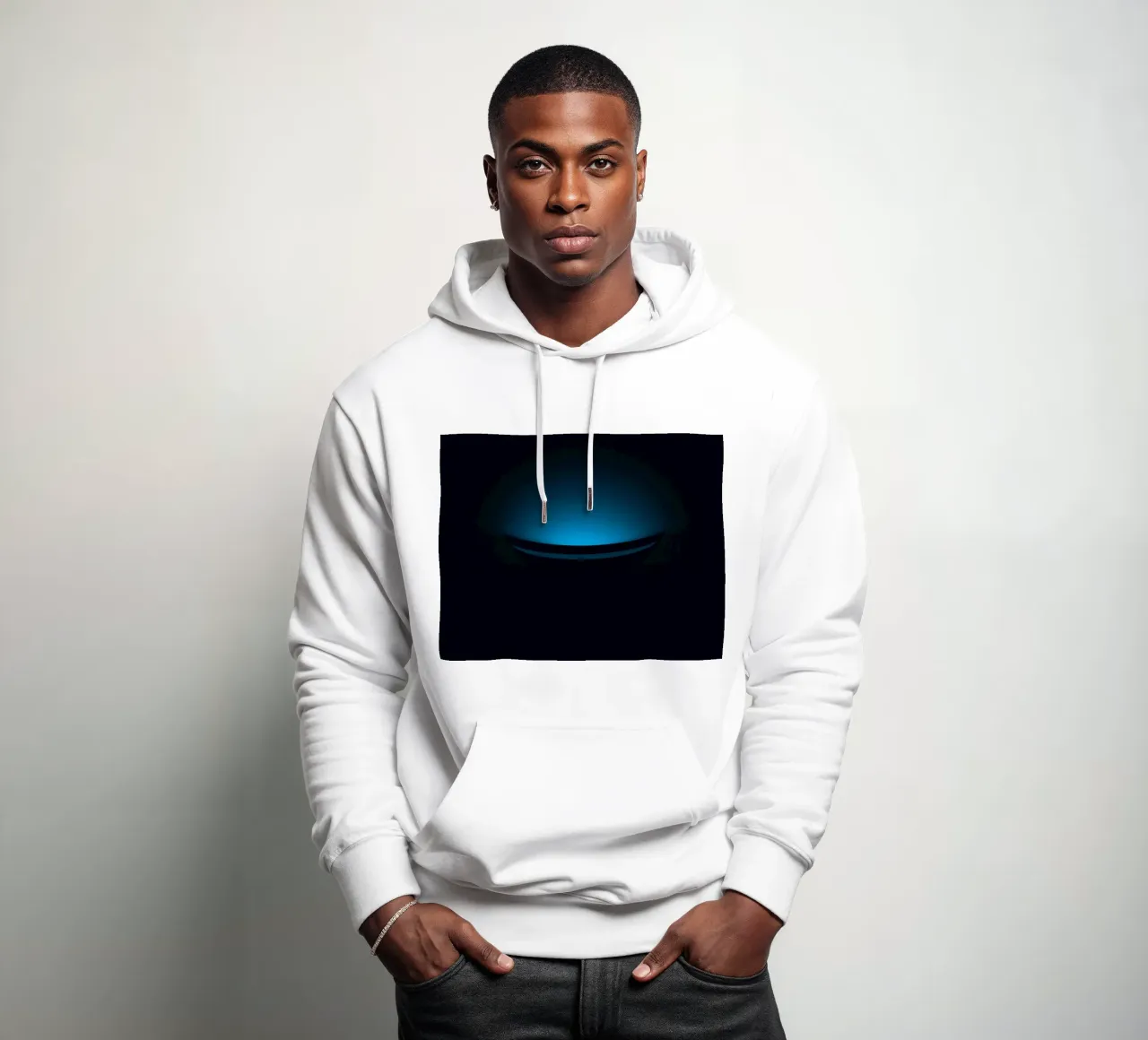 Sutil resplandor azul que ilumina una superficie curva en un decorado oscuro sudadera con capucha de DesignDoodle