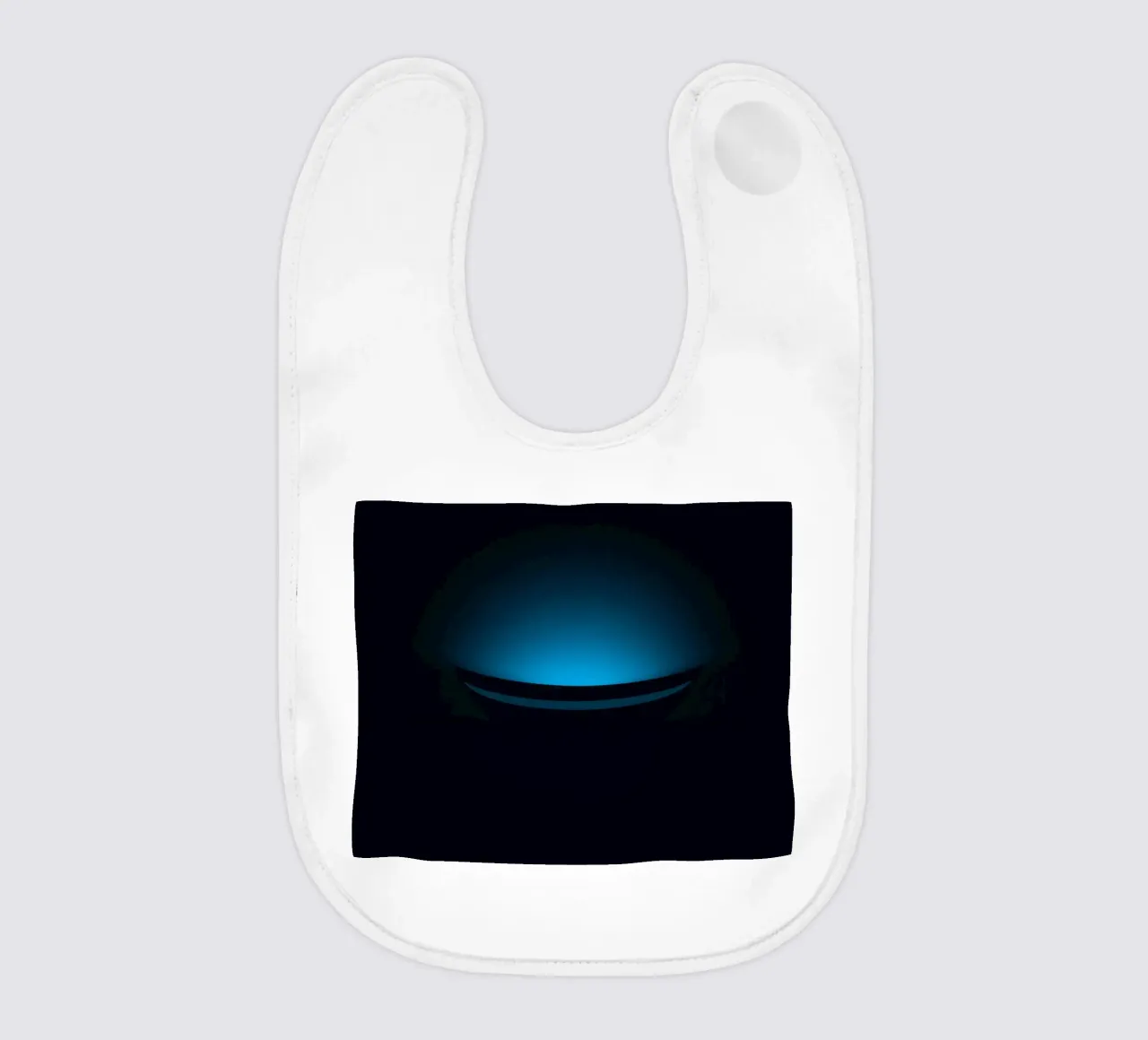 Sottile bagliore blu che illumina una superficie curva in un set buio bavaglino da DesignDoodle