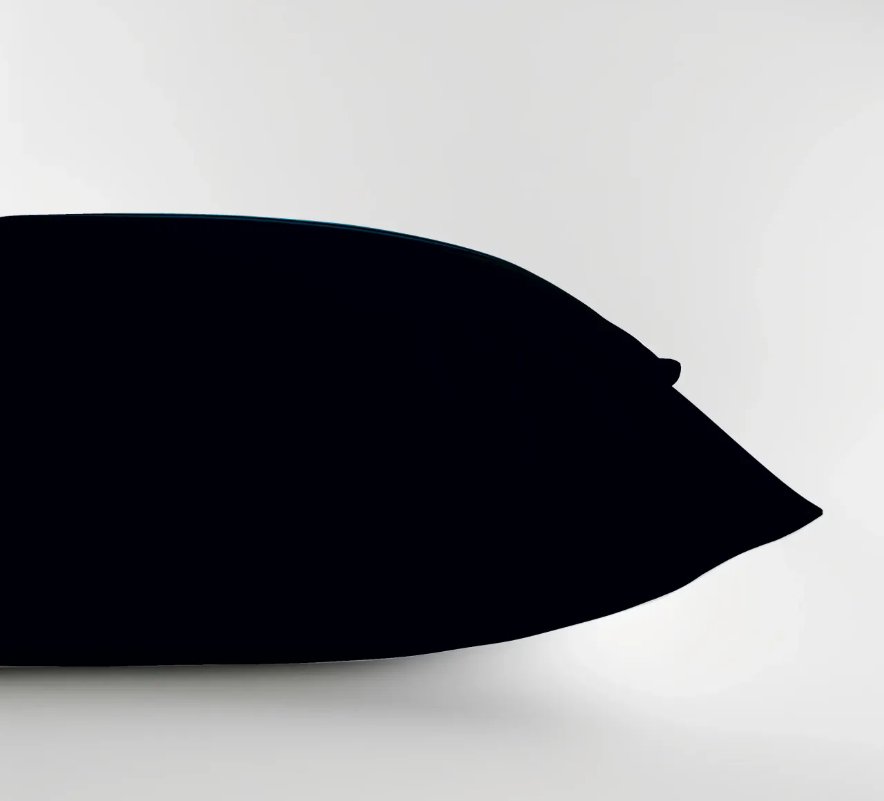 Sottile bagliore blu che illumina una superficie curva in un set buio cuscino da DesignDoodle