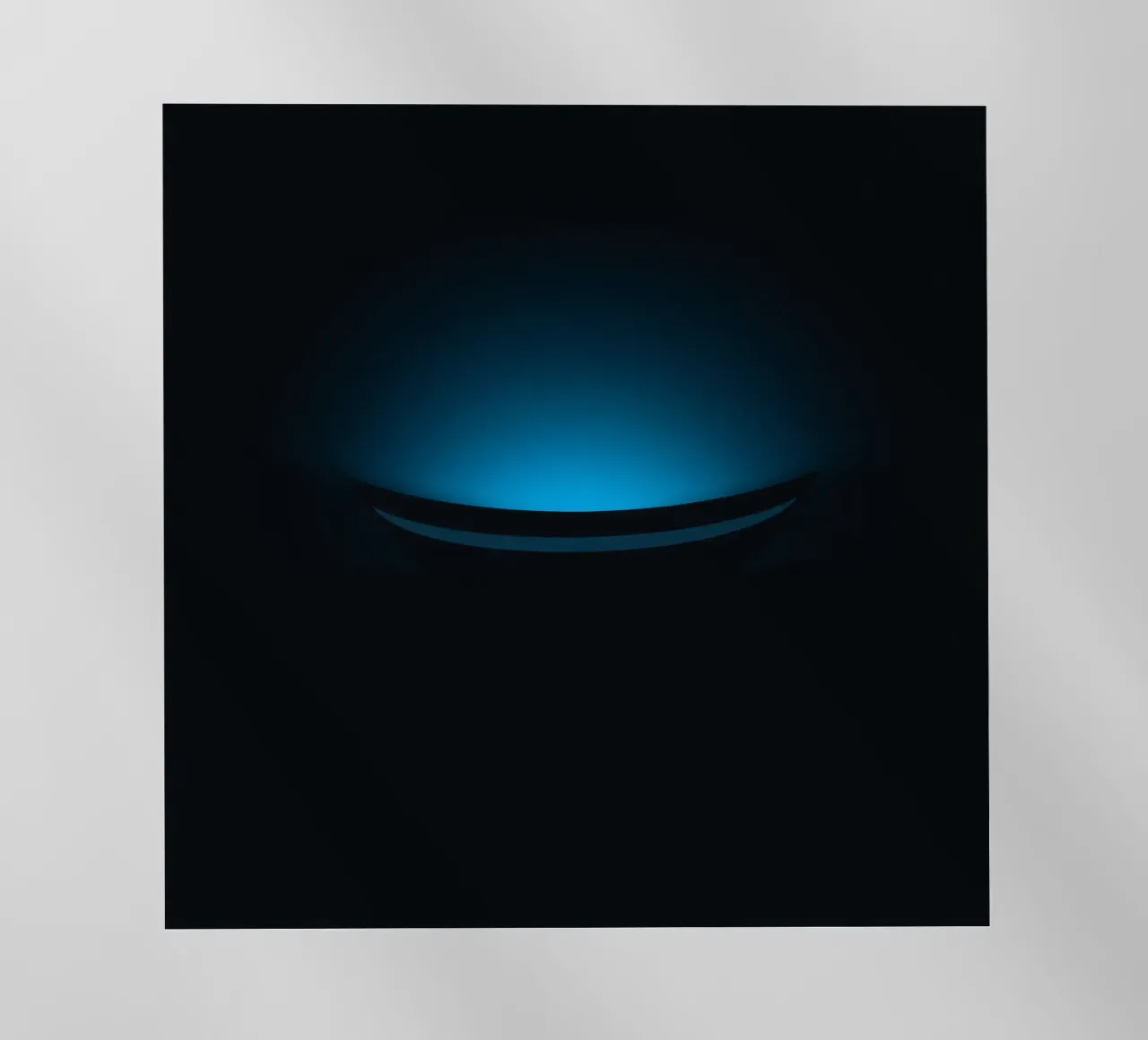 Sottile bagliore blu che illumina una superficie curva in un set buio pellicola backlit da DesignDoodle