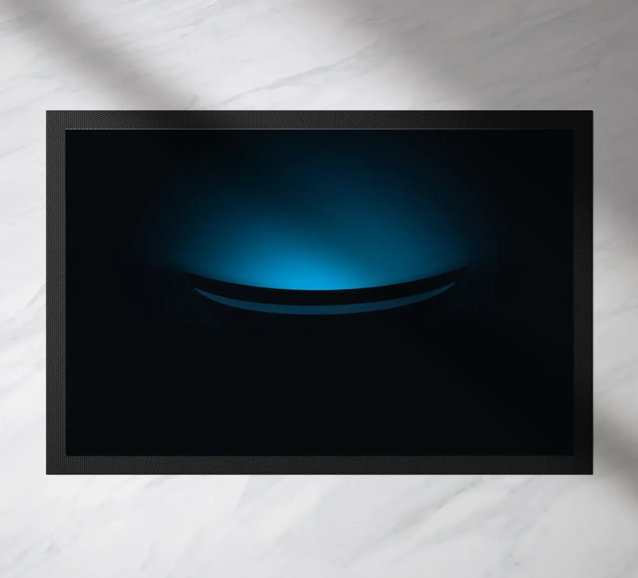 Sottile bagliore blu che illumina una superficie curva in un set buio zerbino da DesignDoodle