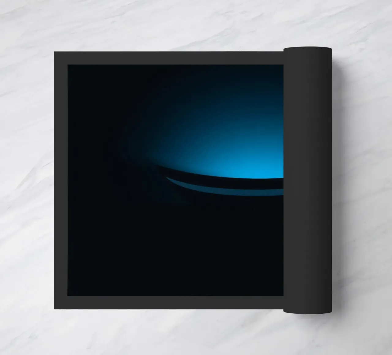 Sutil resplandor azul que ilumina una superficie curva en un decorado oscuro felpudo de DesignDoodle