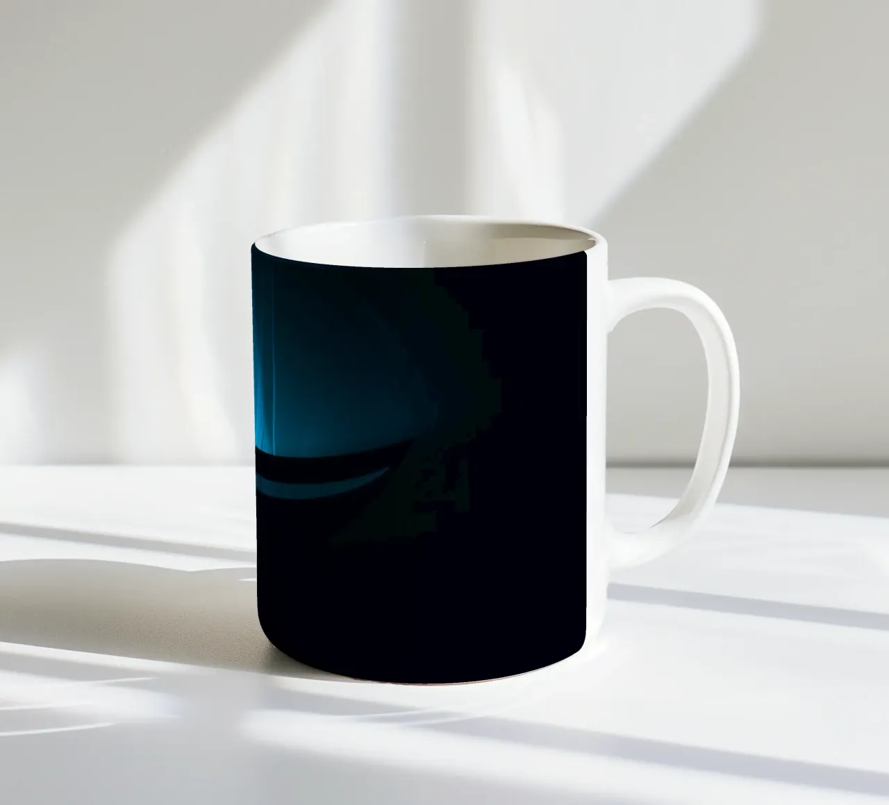 Sottile bagliore blu che illumina una superficie curva in un set buio tazza in ceramica da DesignDoodle
