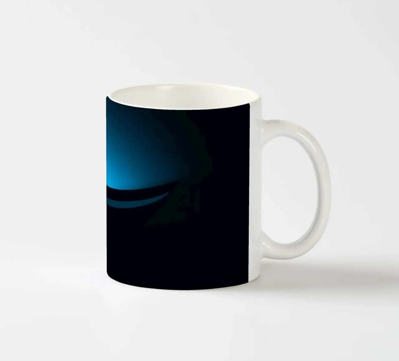 Sottile bagliore blu che illumina una superficie curva in un set buio tazza in ceramica da DesignDoodle