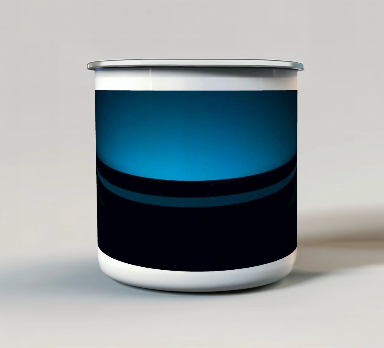 Sottile bagliore blu che illumina una superficie curva in un set buio tazza in smalto da DesignDoodle