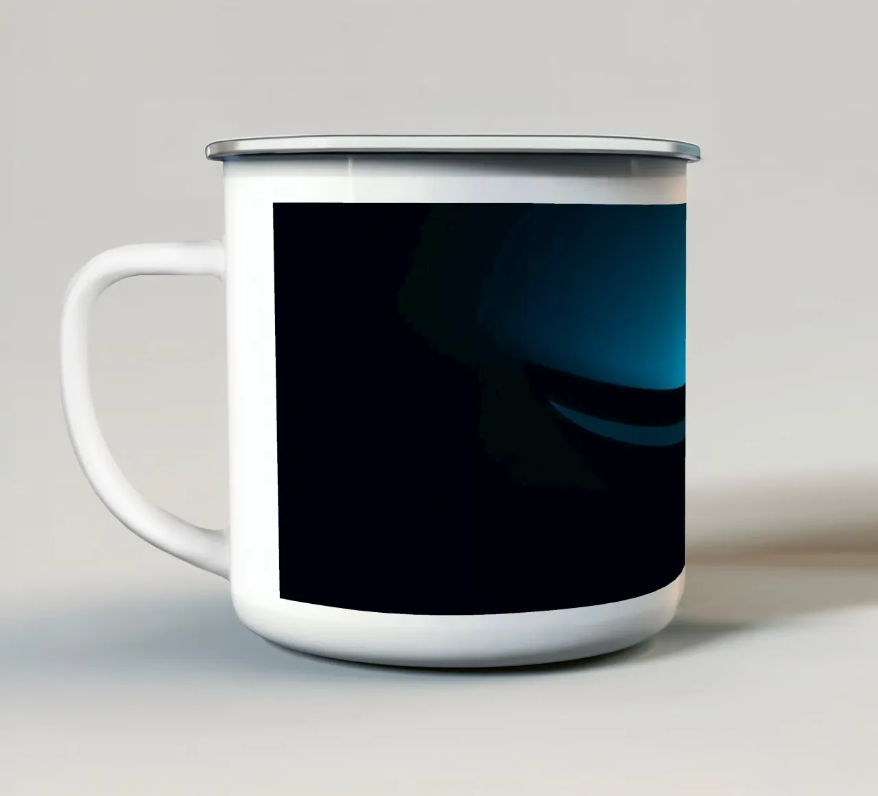 Sutil resplandor azul que ilumina una superficie curva en un decorado oscuro taza de esmalte de DesignDoodle