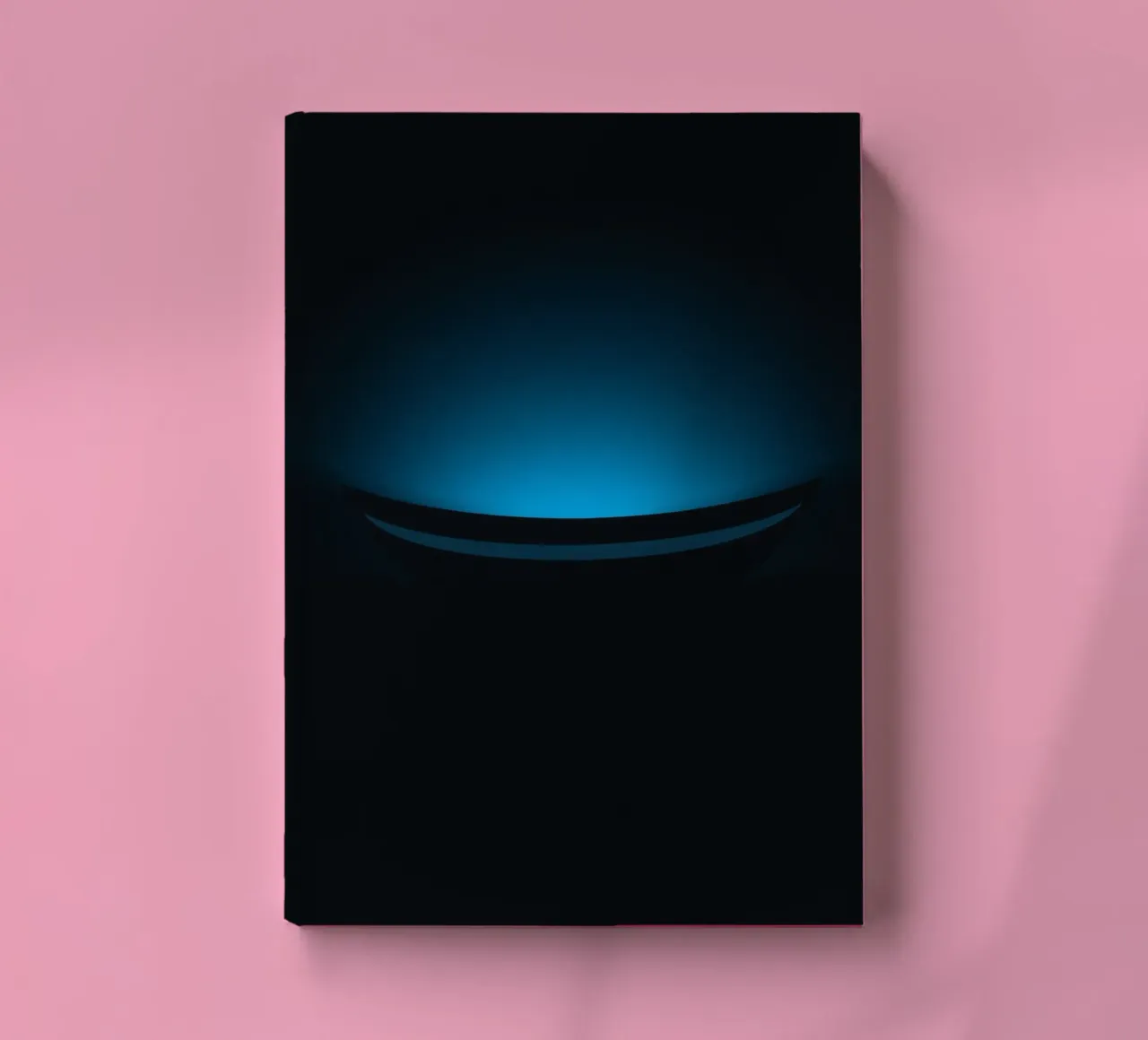 Subtile lueur bleue éclairant une surface courbe dans un décor sombre carnet de notes de DesignDoodle
