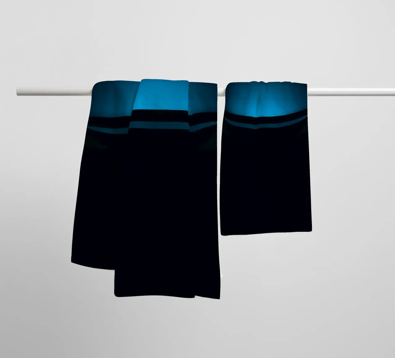Subtiles blaues Leuchten, das eine gekrümmte Oberfläche in einer dunklen Umgebung beleuchtet Handtuch von DesignDoodle