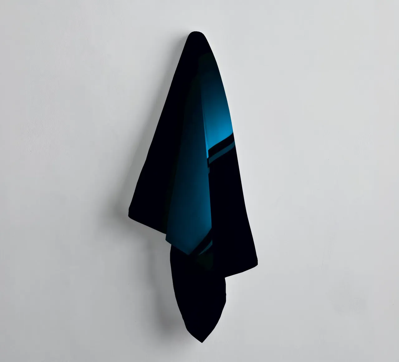Subtiles blaues Leuchten, das eine gekrümmte Oberfläche in einer dunklen Umgebung beleuchtet Handtuch von DesignDoodle