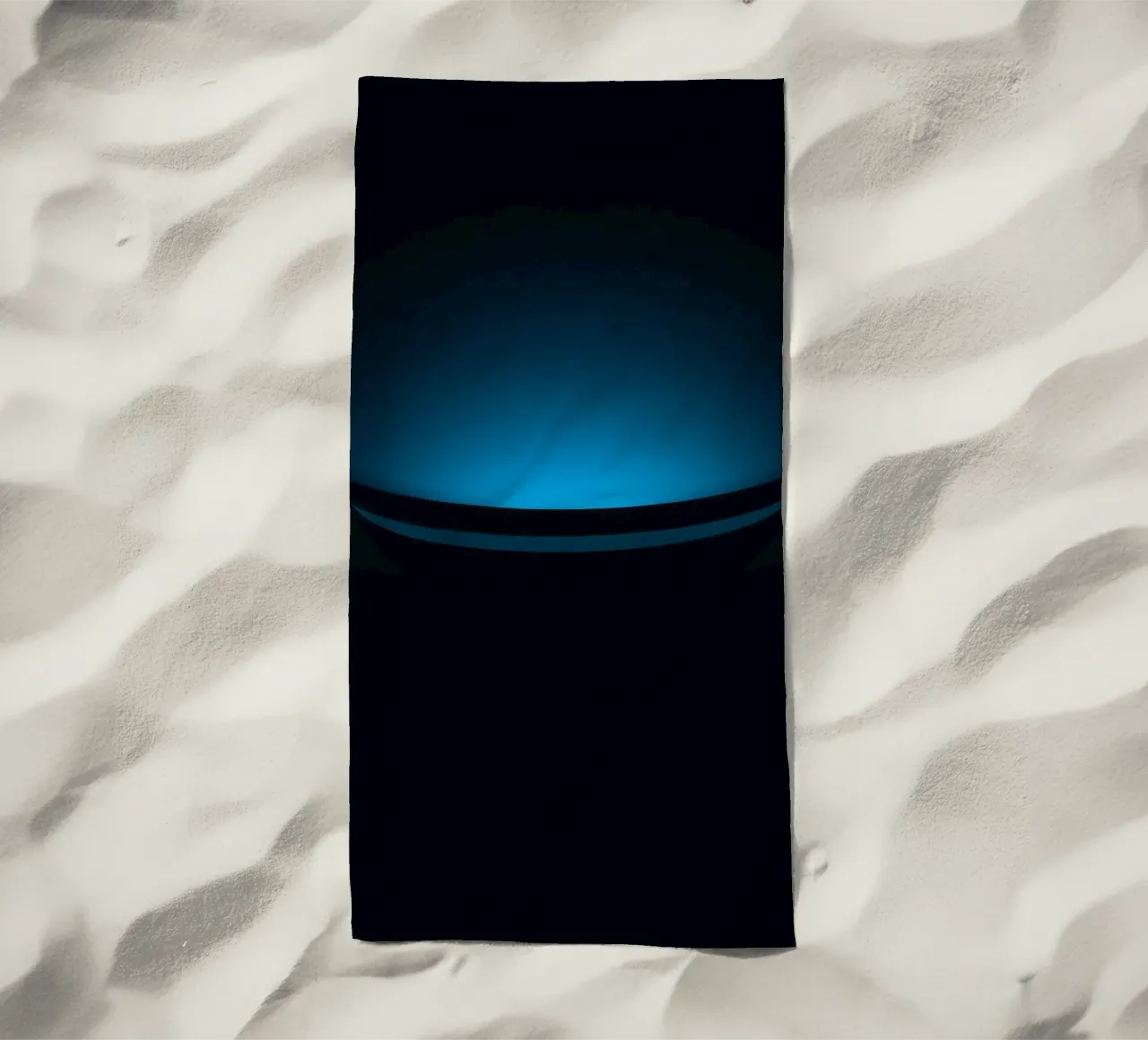 Sottile bagliore blu che illumina una superficie curva in un set buio telo mare da DesignDoodle