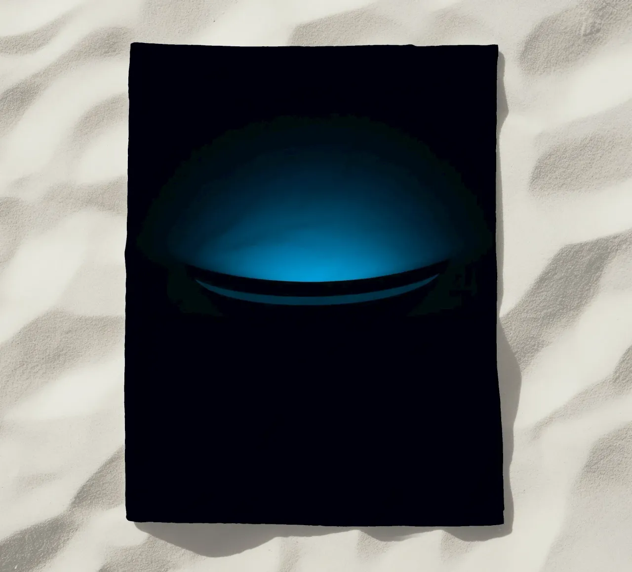 Sottile bagliore blu che illumina una superficie curva in un set buio telo mare da DesignDoodle