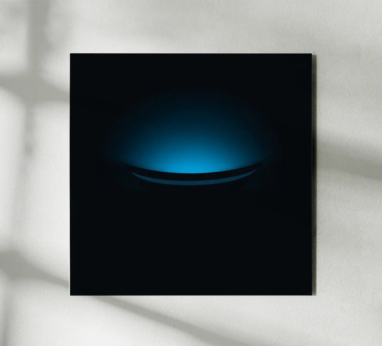 Sottile bagliore blu che illumina una superficie curva in un set buio alluminio dibond da DesignDoodle