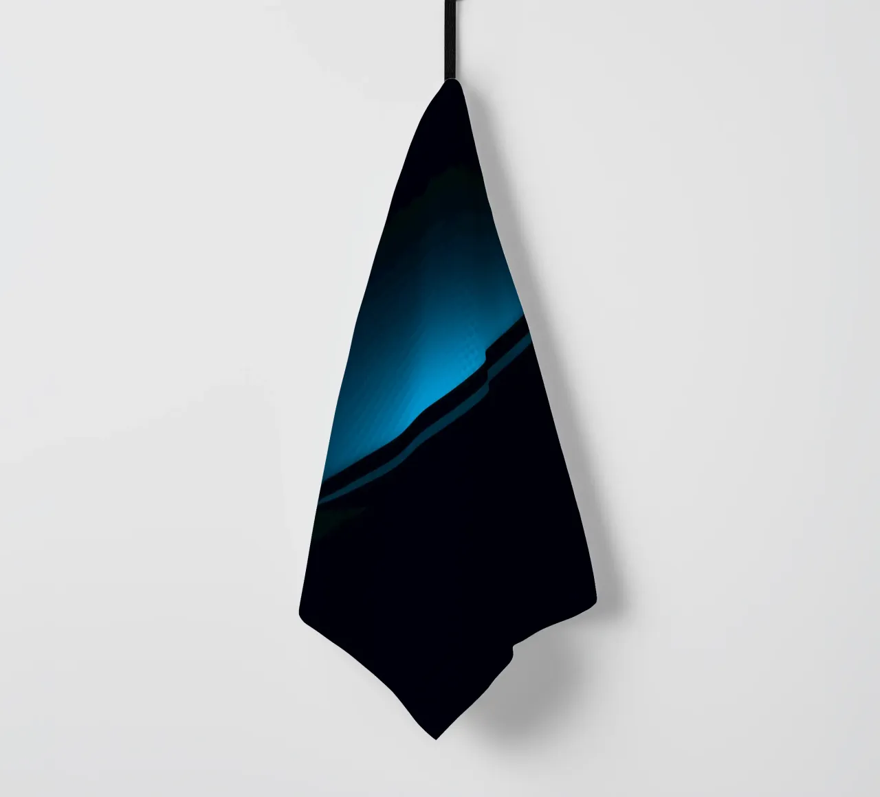 Subtile lueur bleue éclairant une surface courbe dans un décor sombre torchon de DesignDoodle