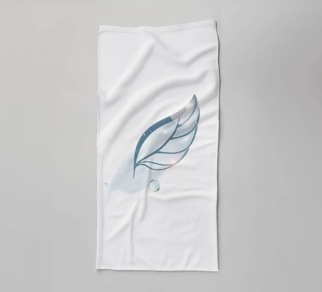 Elegante goccia d'acqua appoggiata su un delicato disegno a forma di foglia asciugamano da bagno da DesignDoodle