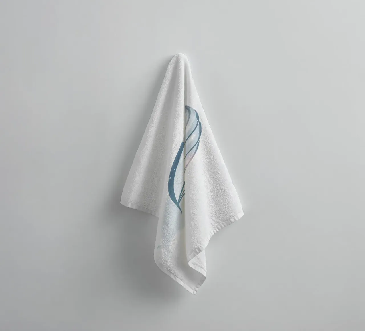 Elegante goccia d'acqua appoggiata su un delicato disegno a forma di foglia asciugamano da bagno da DesignDoodle
