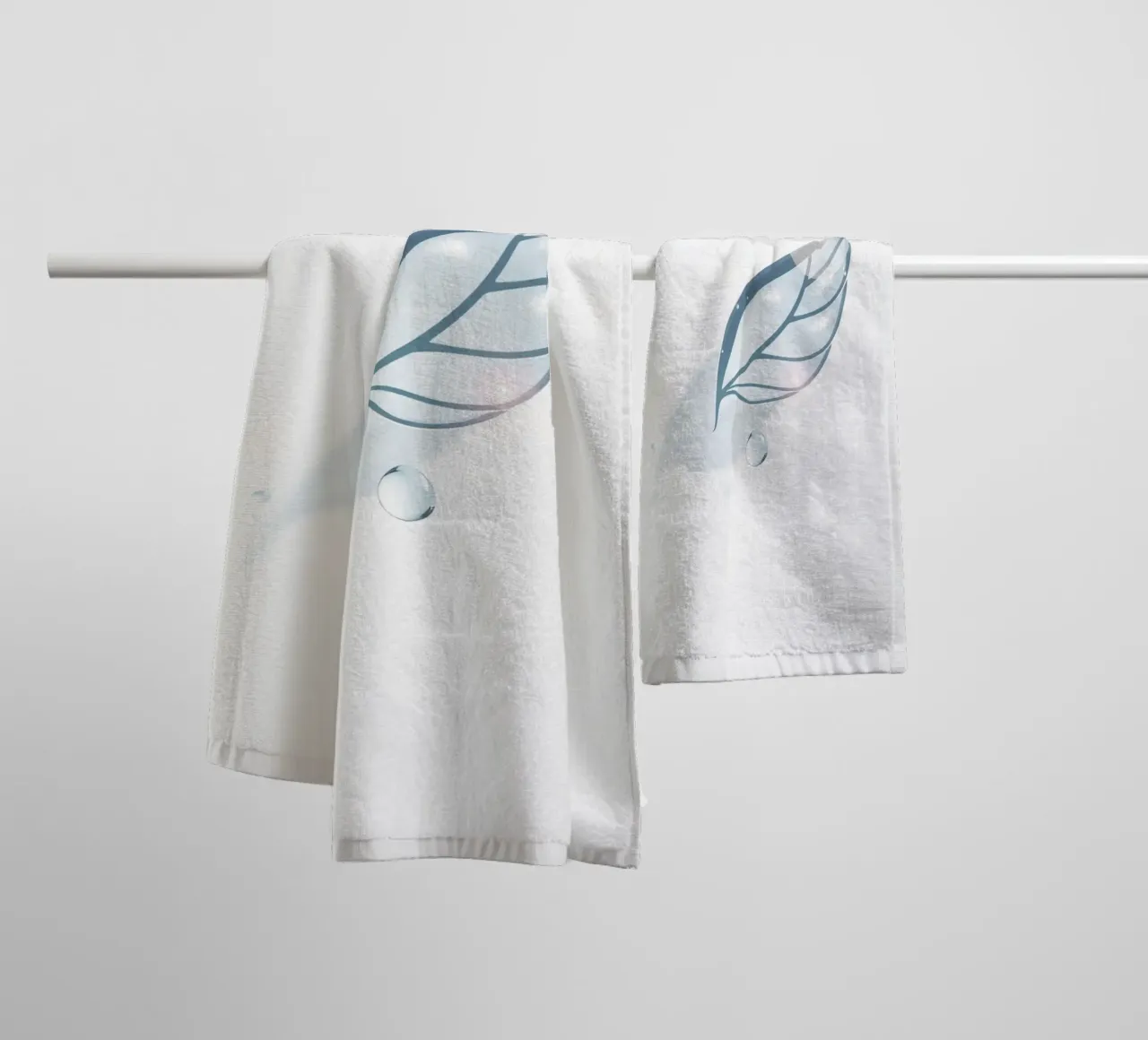 Elegante goccia d'acqua appoggiata su un delicato disegno a forma di foglia asciugamano da bagno da DesignDoodle