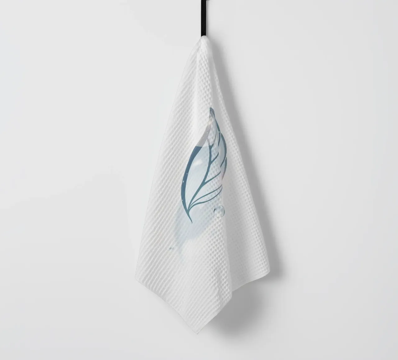 Élégante goutte d'eau reposant sur un délicat motif de feuille agai torchon de DesignDoodle