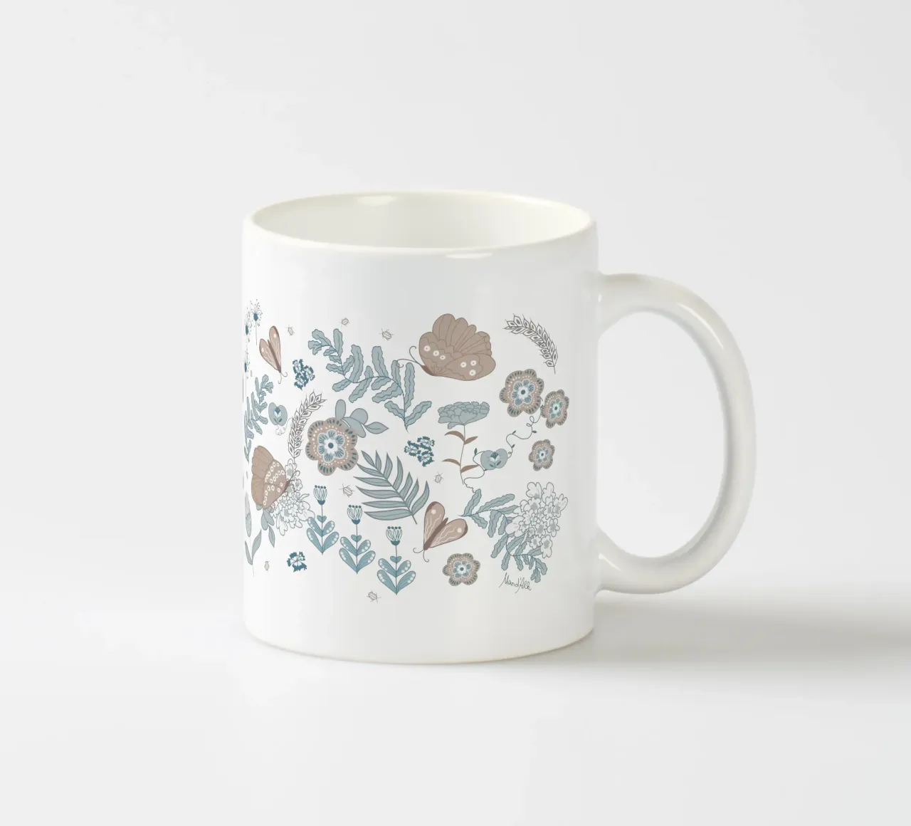 Busy life in the fields Keramik Tasse von Mandalla Pattern